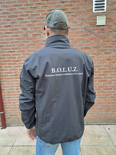 Grijze jas achterkant